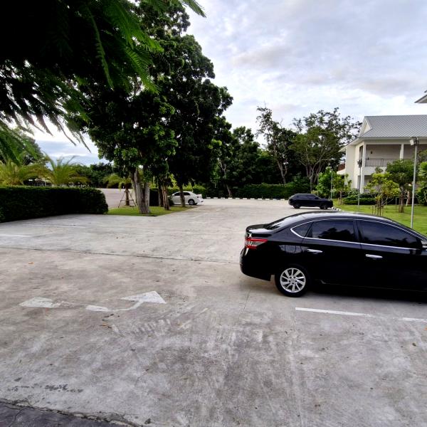 ลานจอดรถ