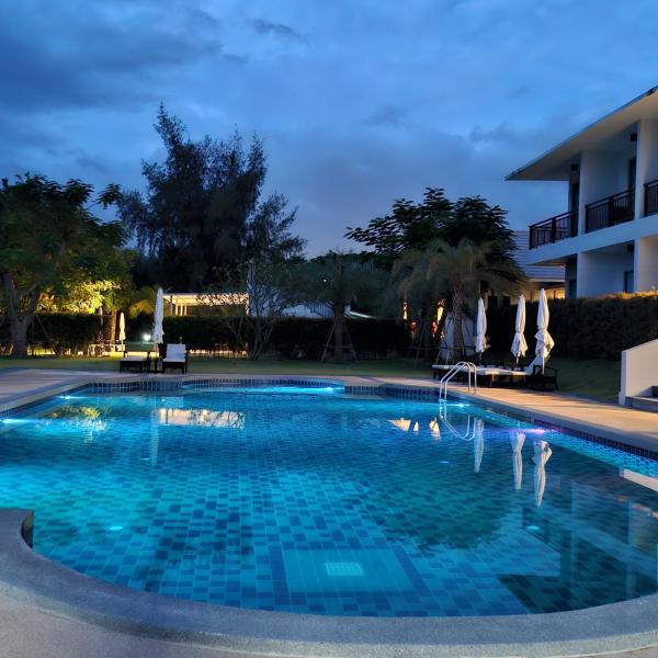 สระว่ายน้ำ